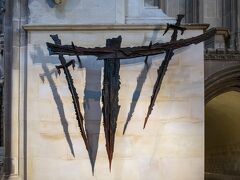 Canterbury Cathedral 

北翼廊にある4本の剣をモチーフにした「剣先の祭壇」のオブジェ。
ここが1170年のトマス・ベケット大司教の暗殺場所で殉教の場なんだそう。