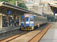 松山駅で台鐡に乗り換え、台北近郊の百福（パイフー）駅でしばらく駅撮り。