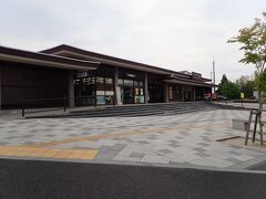 平泉循環バスるんるんで平泉駅まで来ました。
きれいな駅舎です。
