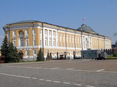 元老院(ロシア大統領府) ― 屋上に国旗が掲揚されているので，プーチン大統領は在館のはず．