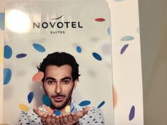 タクシーで1時間近く走って、夜、カンヌに到着しました。去年も泊まったノボテル（Suite Novotel Cannes Centre)に、今回も泊まります。このふざけた色男のルームキーに、フランス人特有の何とも読みにくい字で部屋番号を書いてくれるのが、去年は読めなくて到着時に違う部屋で「開かない～」と悩みましたが、今年はカードキーの磁気が甘くて、滞在中、何度かドアが開かなくなって、フロントで磁気を入れ直してもらいました。手作り感あふれるプチホテル。