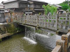 樋橋は、かつて水田に用水を送る為にあった大樋をイメージして作られた橋です。
30分ごとに落水し、ジャージャーと音を立てるので「ジャージャー橋」の通称で親しまれており、「残したい日本の音風景100選」の一つにも選ばれています。