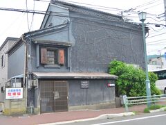 旧入村質店（現：茶房ひし伊）

函館でも貧しい生活を送っていた啄木一家。節子夫人は行李ごと呉服を入村質店に質入れ
流れそうになった行李を義弟（＝啄木の妻の妹の夫）宮崎郁雨が請けた

啄木は借金もすることが多く（女遊びにも使っていたらしい）夫人も苦労が絶えなかったようだ
