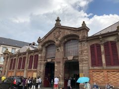 　マルシェ
　屋内市場です。私はもちろん奥様方も、目がらんらん。
1865年に建てられました。