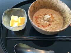 その後キャセイラウンジに移動して、担担麺と角切りマンゴープリンをいただき、