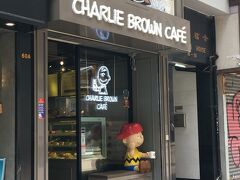 お昼はピーナッツ公認のチャーリーブラウンカフェで。一階はテイクアウト用ケーキ販売、二階がレストランです。