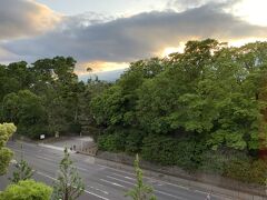 5:34、京都での2日目の朝、ホテルの窓から（4階でした）

う～～ん、とってもいい天気です！

雨だと葵祭は一日延期になるという事で、少し心配していました。