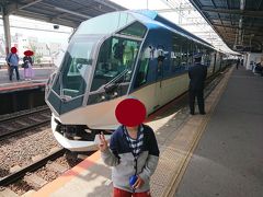  大和八木駅のホームに戻ると、ちょうど「しまかぜ」が入線してきました。