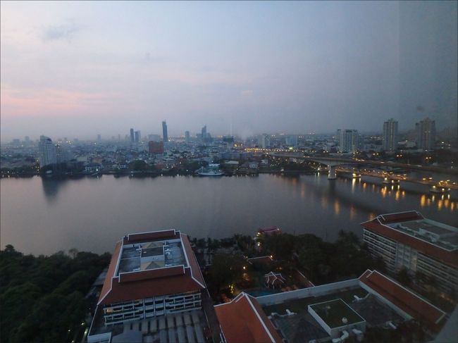 ラーマ３世橋も<br /><br />この時間はさすがに車の往来少なくて、まだ静かですね。