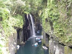 賽の河原からさらに奥に歩くと、見慣れた風景に出会います。宮崎県を代表するスポットの真名井の滝です。インスタ映えがするのとパワースポットと言われています。