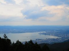 曇り空ではあったけど、目一杯明るく撮れるモードにして、琵琶湖をパチリ!　遠くに琵琶湖大橋も見えます。　