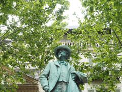 フォルム広場。フォルムとは、古代ローマ都市の公共広場のこと。像は、1904年にノーベル文学賞を受賞した詩人フレデリック・ミストラルの像

フレデリック・ミストラル（1830年9月8日 - 1914年3月25日）は、フランスプロヴァンス地方のマイヤーヌに生まれた詩人。代表作に『ミレイオ』があり、この作品で1904年にノーベル文学賞を受賞した。

アレラーテ（当時のアルルの呼称）は紀元前46年にローマの植民地となったが、このフォルムは、紀元前20年代頃に建造された最初の大規模な都市施設であり、ユリウス・カエサルの庇護に感謝する目的で作られた。

この広場の土台となっているのは、さっき見て来た広大な地下回廊。地下回廊は、穀倉地帯であるオチュールの丘の斜面の高低差をカバーするために据え付けられたもの。収穫物の格納を目的としていたともされる。

現存するフォルムの場所は、古代の位置とはやや一致していないものの、世界遺産「アルルのローマ遺跡とロマネスク様式建造物群」の一部として登録されている。