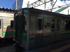 天童駅からさくらんぼ東根駅へ。二両編成の電車。