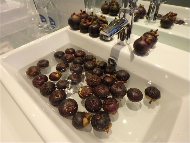 ゆうべ、ラチャダーマーケットへ行く途中で買ったマンゴスチンたち。<br /><br />小蟻などの虫を駆除するためシンクで洗っています。<br /><br />しかしすごい量だ・・<br /><br />これ以外にもまだあります。ちゃんと数えなかったけど、大小合わせて50～60個ぐらいはあるんじゃないかなぁ。。