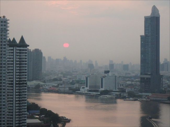 あっ<br /><br />高層ビル群の向こうから真っ赤な朝陽が<br /><br />うっすらと