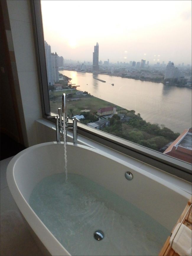 いやー、これは素晴らしい！<br /><br />この美しいひとときを、リバービューバスタブから味わわずしては<br /><br />このジュニアスイートに泊まった意味がありませんので！<br /><br />さっそくバスタブにお湯を張ります。(^o^)♪