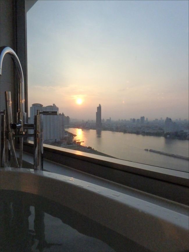 ゆうべの夜景も良かったけれど、<br /><br />ここは朝のほうが断然いいなぁ～。<br /><br />お値段はちょっと高かったけど、この瞬間はやっぱり、これを見れただけでも今回このお部屋にして良かったと思いました。大満足。<br /><br />まあ、このジュニアスイートは、このリバービューバスの向きを最優先するあまり、お部屋のほうが半市街地ビューになってしまってるところが残念ではあるのですが、<br /><br />これ以下のカテゴリのお部屋であれば、窓が完全にこちら側（川と平行）ですので、むしろ正真正銘の「リバービュールーム」と言えると思います。あいにくバスタブはなくシャワーのみとなるそうですが、１泊あたりはここの半額以下で、リーズナブルかと思われます。