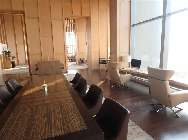 私はこちらの<br /><br />「スカイライン」と対局にある、だ～れもいない静かなラウンジで、