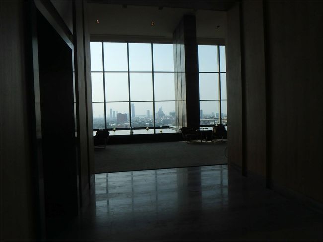 11階です。<br /><br />朝食のレストラン「スカイライン」は、ここを右手に曲がった奥にありますが、私の宿泊プランには朝食が含まれておりません。<br /><br />もちろん、別料金で食べることも出来ますが、なんとなく、<br />もうこの時間、レストラン内は白人さんたちで混みあっててごちゃごちゃしてる感じだったし・・いっか、と思って、