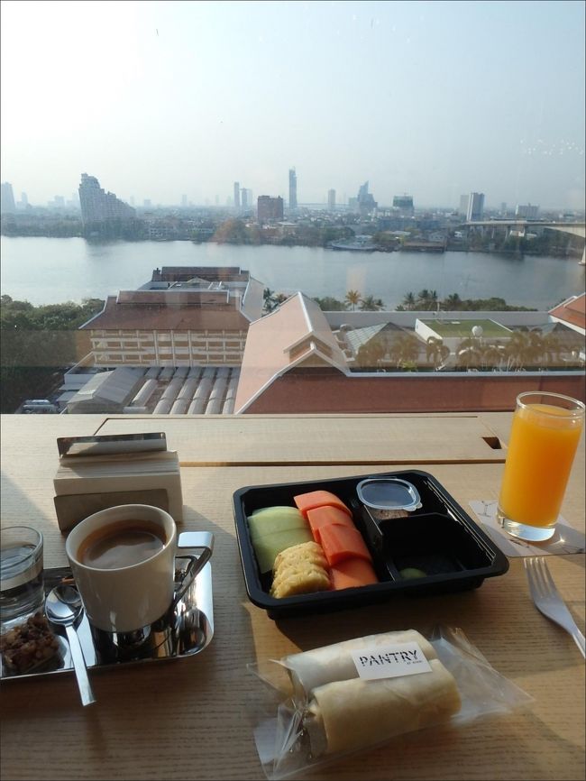 昨日と同じく、朝陽の燦々と降り注ぐこのカウンター席で<br /><br />チャオプラヤ川とラーマ３世橋、そしてアナンタラの屋根、などなどを<br /><br />見下ろしながら、ゆったり美味しい朝食をいただきました。<br /><br />今日はラップサンドとフルーツプレートにしてみた。(^_^)<br /><br />昨日と同じように、コーヒーを運んできてくれたスタッフさんが、ラップサンド温めますか？って声かけてくれたけど、今日はもう時間がないのでそのままでいただきました。<br /><br />ピリ辛の具が詰まったラップサンドで、冷たいままでもなかなかそれなりに美味しかったです。