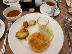 アウランガバードの朝。
ホテルの朝食ビュッフェは、見た目美しくインド料理とウエスタンスタイルの料理が並んでいました。
が、見た目で想像するのとは違って、辛かったり、香辛料が効いていたり、妙に甘すぎたりと、結構チビノコ達には厳しい味付けです。
あれこれ少しずつつまみ食いしてみたけど、安心して食べられるのは茶色のパンみたいなパラーターのみ。
なので、パラーターばっかり食べてたら、よっぽど好きだと思われたのか。
次から次へと焼いて持ってきてくれました。



