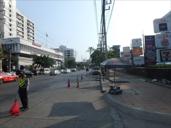 8:10 AM<br /><br />それでは、まず最初の目的地、ダムヌゥンサドゥアック水上マーケットに向けてしゅっぱ～つ (^o^)<br /><br />そのあと、インスタ映え寺院でお馴染みのワットパークナムを経て、午後はアユタヤへ。<br /><br />最後は、アジアティーク リバーフロントまで送っていただくスケジュールです。