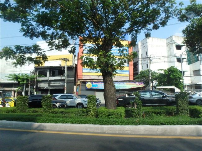 朝のこの時間、反対車線は素晴らしく見事な渋滞です。