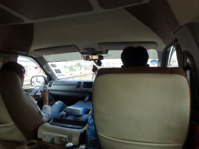 ドライバーさんは、私と年齢層一緒ぐらいかな？ わりかし無口な方。<br /><br />なんか、マレーシアの時も感じたけど、こういうカーチャーターのガイドとドライバーって、妙にいいコンビというか、なんとなく同じ気質の人同士組ませてる？みたいに思えるところがあったりします。<br /><br />たまたまなのかなぁ。マラッカの時も、おおらかでしっかりしたお母さんタイプのガイドさんに、ドライバーさんはチャキチャキしたお茶目なお爺ちゃんでいいコンビだな～と、見ていて微笑ましかったのですが。<br /><br />このお二人も、年齢層は全然違うけど、妙にしっくりな感じです。もう長いこと一緒にお仕事されてるのかなぁ。