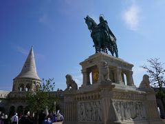 教会の前に建つ、初代ハンガリー王イシュトヴァーン1世の騎馬像。ハンガリーのキリスト教化に貢献し、カトリック教会では聖人（聖イシュトヴァーン）として列聖されています。