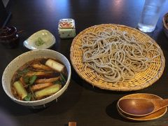 頼んだのはもちろん冷たいお蕎麦で、
“鴨汁そば”にしてみました。

蕎麦の太さを３種類から選ぶことができ、
初めてなので、並切りでオーダー。


・・・お、美味しい！！
蕎麦も下の工房で打ちたてなのか弾力があり香りもよく、
またこの鴨汁もお出汁がきいていてとっても美味なんです♪
小瓶に入っているのは山椒で、途中から鴨汁に加えて変化を味わうのも
また良かったです。

お値段は1,480円とそこまで高くなく、
蕎麦のメニューやそれ以外のメニューも実に豊富で

駅に近い立地からか、
グループ客だけでなく外国人やビジネスマンでも賑わっており

一人でも複数人でも
公私問わず楽しめるお店です。

また来た時には違うメニューとお酒も味わってみたいですね！
御馳走様でした。