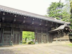 旧因州池田屋敷表門は、東大の赤門（加賀藩・前田家屋敷門）に対して、堂々たる風格から「上野の黒門」と呼ばれています。 
門が開放されているのは初めてでした。
