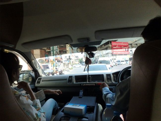 9:15 AM<br /><br />しばらくすると何やら辺りが賑やかになってきたので<br /><br />着いた？ それともどこかの観光地かしらと思っていると、