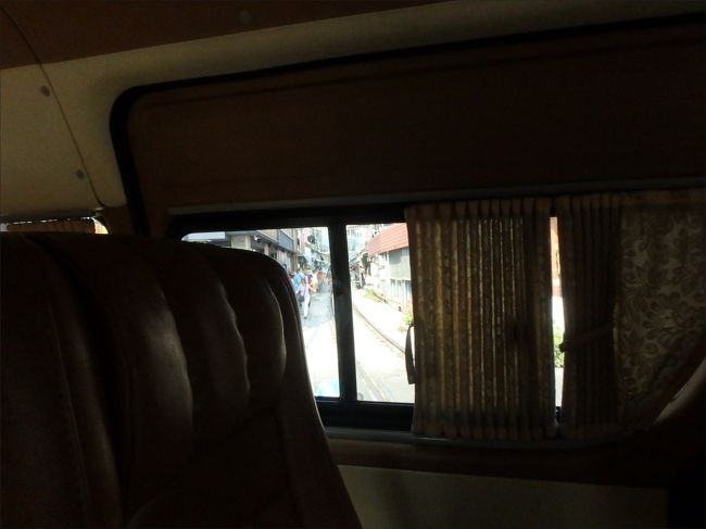 おぉーお！メークローン市場！<br /><br />あいにく車のカーテン閉まってて、ほんの一瞬、線路を跨いだ時に反対側の窓の隙間からチラッと見えただけなんだけど、<br /><br />こんなところにあったんですねー。<br /><br />ここも来てみたかったんだけど、電車が市場を通る時刻に合わせて来ないとね。。<br /><br />バンコクからは電車でも来られそうなので、次回また機会があれば来てみたいです。