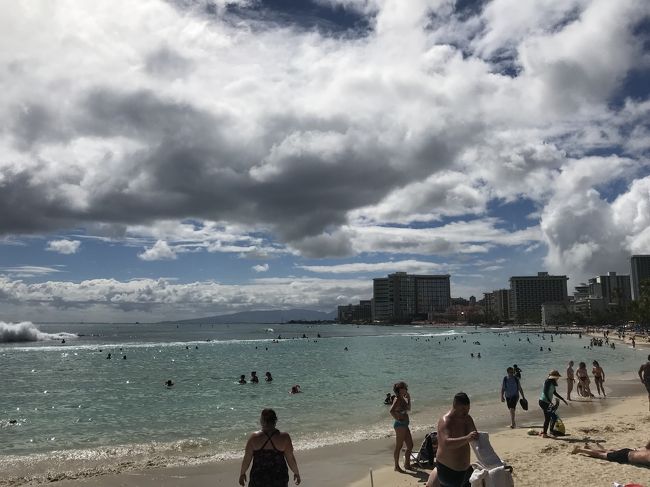 ホテルにはチェックイン時間前に着き、<br />入れてくれるかな？どうかな、、、と<br />思ったら「お荷物を預かりますね」と。<br />フロントも沢山のお客さんがいたので<br />そりゃそうですよね。<br /><br />荷物を預け、30分ほど時間を潰すことに。<br />お腹も空いたので、ABCマートで<br />ホットドックを買ってビーチで食べることに。<br />でもABCマートに入るとウロウロしてしまい<br />２０分くらいはもう時間つぶしできた（笑）。<br /><br />ビーチへ行くと激混み状態。<br />けどよく見ると１人で過ごしてる人<br />結構いるみたい。