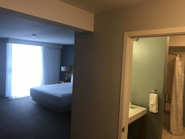 ぷらぷら歩いて<br />ホテルへ戻り、チェックイン！<br /><br />エレベーターが２台なので、<br />なかなか混んでて乗れないけれど<br />まぁゆっくり行こう！<br /><br />部屋のドアを開けると、<br />おーっつ！！！！！広っ！<br />ここはバリヤーフリーの部屋だった。<br />ドアにもマークがあった！