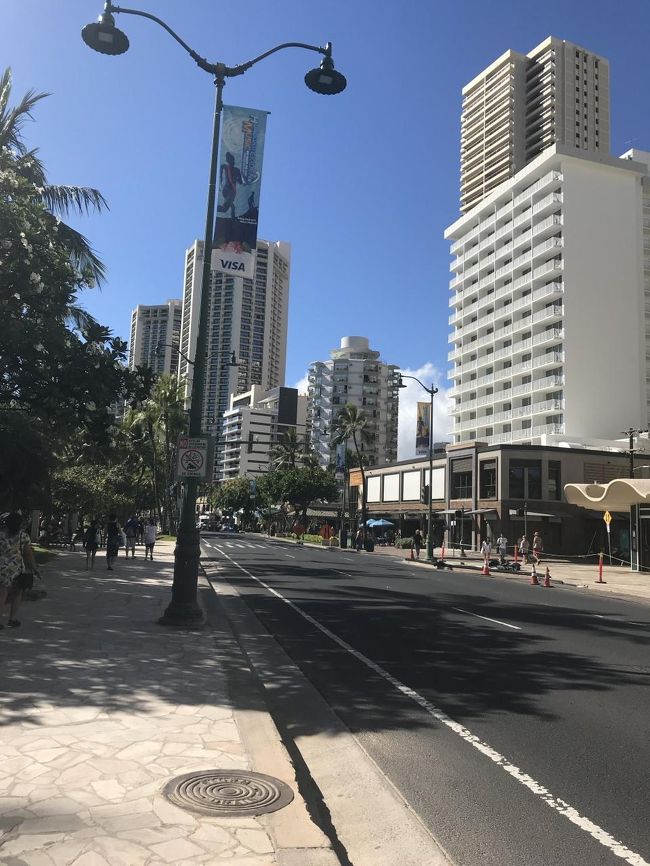 少し休憩し、着替えて再度ワイキキへ。<br />ちょっと買い物へ繰り出す。<br />とってもいい天気です。