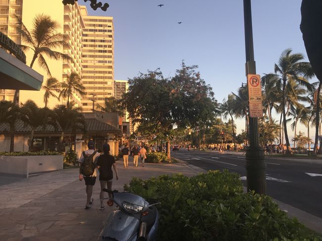 メイシーズでやっと気に入った水着を<br />購入！あとはロスドレスフォーレスや<br />ノードストローム ラック、コココーブでは<br />ポキ丼を買い、ホテルへ戻る。<br />この時間は人が沢山出ています。