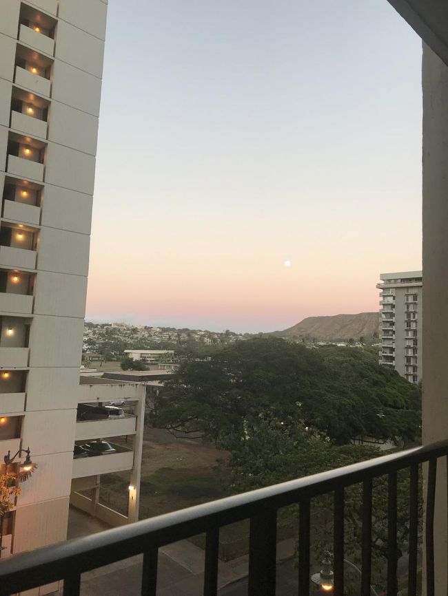 部屋に着き、ベランダで夕食。<br />ビーチもいいけど、山もとても綺麗。<br />写真ではなかなか伝えきれません。