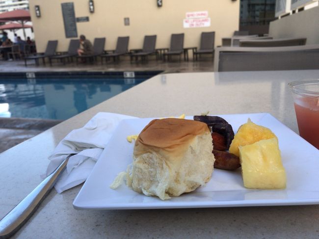 オアフ島二日目。<br />早く目が覚めたので、朝食へ。<br />すでに結構混んでいる。<br /><br />食べの物の品数は少ないが<br />外食するより全然いい。高くつきますからね～。<br />味も悪くない。朝食付きはありがたい！