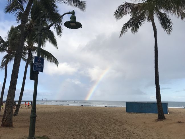 さぁ楽しみにしていた、ワイキキぶら散歩！<br />あれ？霧雨が降ってきた。<br />でもまぁ止むでしょう。<br /><br />しばらくすると虹が。<br />Tシャツにありそうな風景。<br />ちょっと濡れたけど、嬉しい！