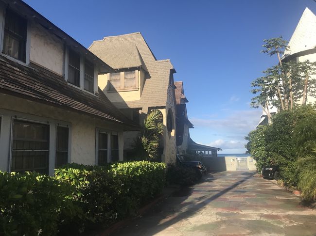 カラカウア通りをどんどん行くと<br />住宅街に入った。この辺の家賃<br />たかそう、、、