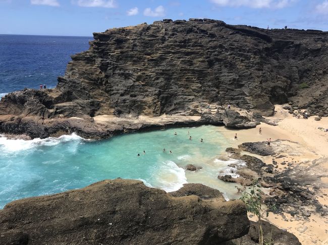 潮吹き岩の同じエリアに<br />ビーチがあり、そこではしゃぐ人たちが。<br />ゴッツゴツの岩と潮が渦巻くビーチ。<br />綺麗だけど絶対危ないです。<br />亡くなった人もいるとか。<br />皆さん気をつけて！<br />