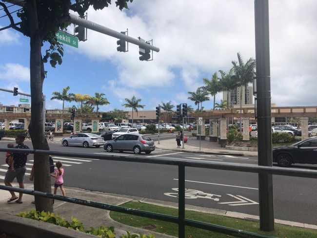 土曜日なので<br />ショッピングセンターの駐車場も<br />パンパン！