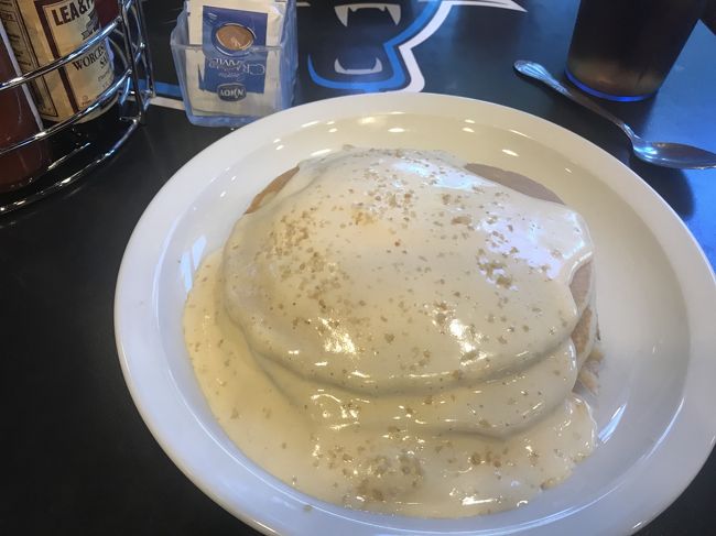 これが名物のパンケーキです。<br /><br />まず一口パクリ。<br />え、美味しーーーーい！！！<br />これは並んででも食べたい味。<br />パンケーキ自体もふーわふあ。<br />想像以上に私の口には合い、感激！<br />パクパクと完食。