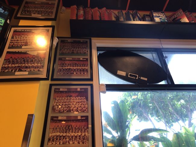 さぁ食べよう！<br />と早速名物のマカダミアンナッツ<br />ソースのパンケーキをオーダー。<br />友人はエッグベネディクト。