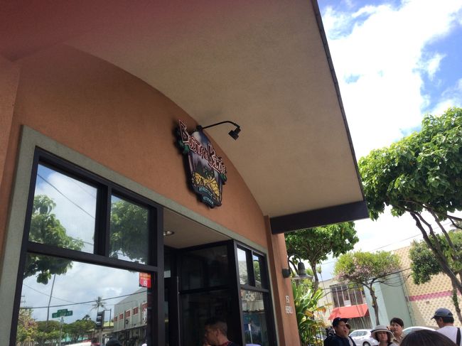 さて、お昼をどうするか考え<br />友人の勧めでブーツ＆キモずの<br />パンケーキを食べることに。<br /><br />人気店なので相当並ぶ、、、かと<br />思いきや30分くらいで入店できた！<br />でも並んでいる人は沢山いました。