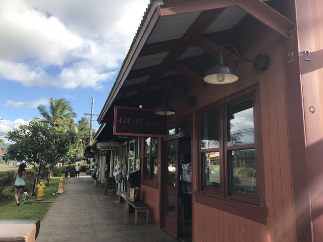 ハレイワに到着。<br />ちょっと街をぶらぶら。<br /><br />もう夕方ですが、マツモトシェーブアイスは<br />混んで並んでいます。