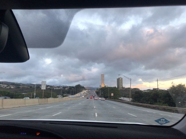 オアフのハイウェイ。<br />モロカイ の一本道とは違いますね（笑）。