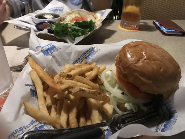 この旅初のハンバーガー。<br />アゴが外れそうになるほどの<br />厚み。肉ーって感じです。<br />ちなみにポテトはお代わり可能です。<br />おそるべし。<br /><br />あっという間に楽しい１日は終了。<br />友人にホテルまで送ってもらう。<br />やはり地元の人は働いていな限り<br />ワイキキは行かないとのこと。<br />ということはあれだけ観光客が、、、と<br />やっぱりすごい観光地と改めて驚く。