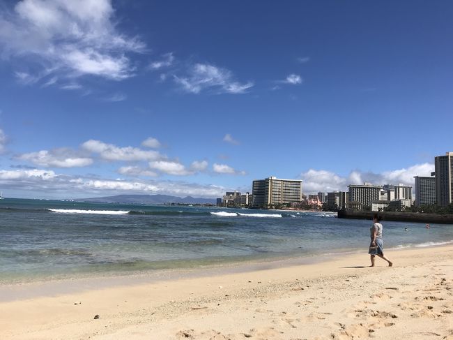 早めにホテルを出発し、<br />今日はまずビーチでのんびり。<br /><br />ワイキキビーチもまだ空いています。